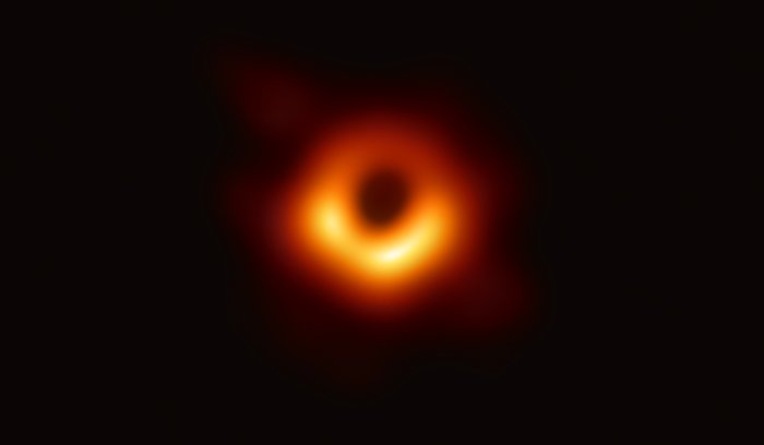 É divulgada a primeira foto real de um buraco negro